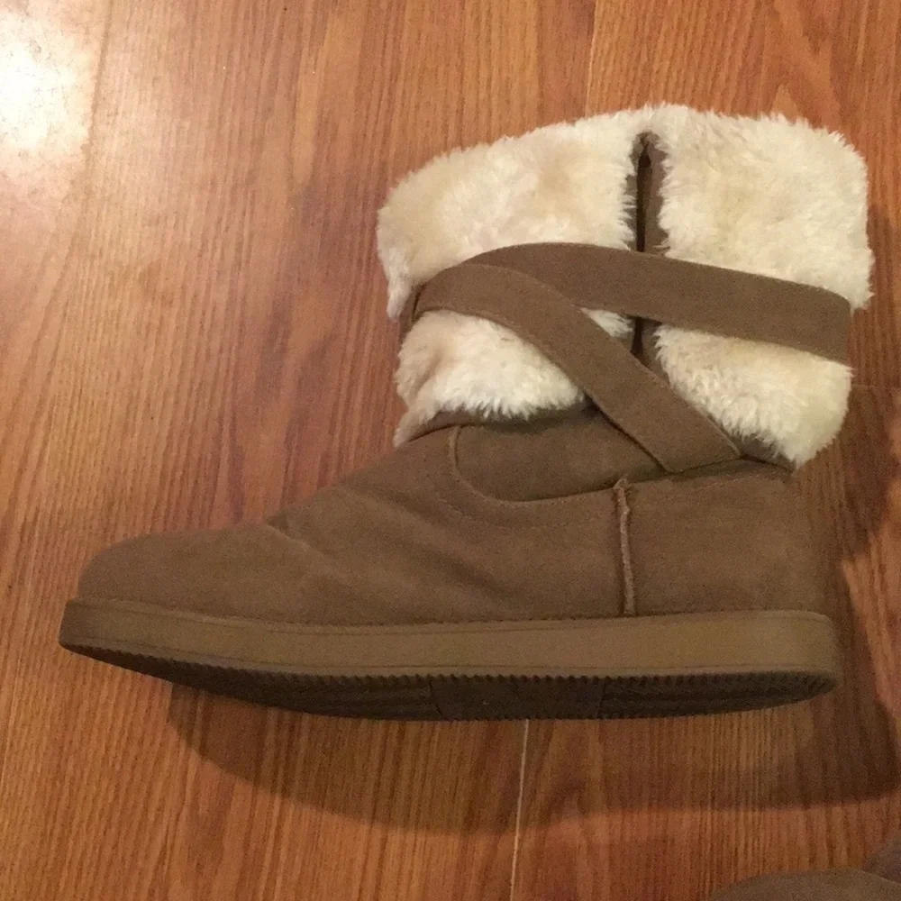 G by Guess Fur lined boots size 9 M (Z)